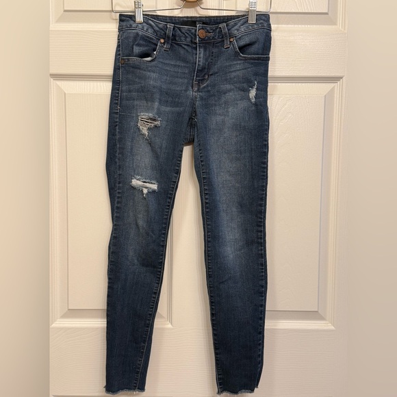 1822 Ladies Distressed Blue Jeans NWOT - Picture 2 of 6